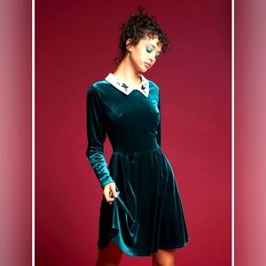 Disney Mickey Mouse Holiday Green Velvet Collar Dress Size Medium NWOT